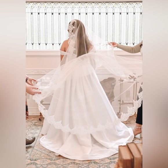 Astrid and Mercedes white satin wedding dress - Picture 8 of 8